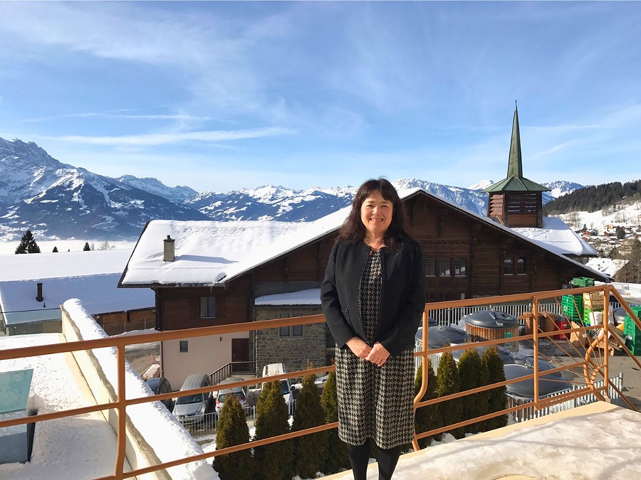 スイス寄宿学校ボーソレイユ校から見える雪山の景色と日本生徒のお母様