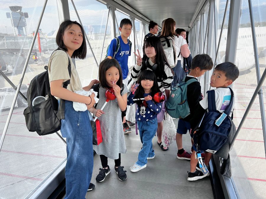 帰りの飛行機に搭乗するスイスの各寄宿学校のサマーキャンプに参加した日本からの参加者たち