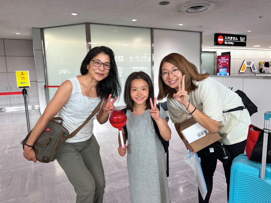 スイス寄宿学校JFK校サマーキャンプに参加し帰国した日本人の女の子とそのお母様及びスイス留学.com代表田山貴子