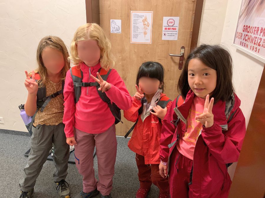 スイス寄宿学校JFK校サマーキャンプに参加した様々な国からの女の子たち