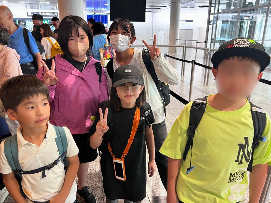 スイスの各寄宿学校のサマーキャンプに参加するために日本を出発する日本人の子供たち