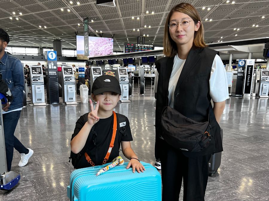 スイス寄宿学校JFK校サマーキャンプ参加に向けて日本を出発する日本人の女の子とそのお母様