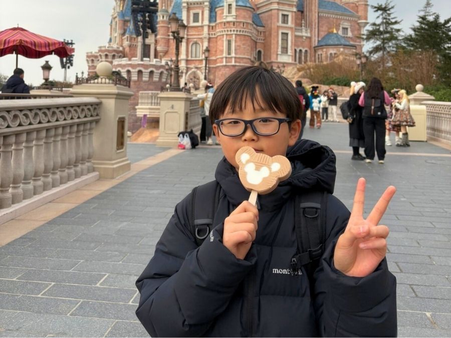 学校の旅行に参加しているスイス寄宿学校JFK校に体験留学した日本人男子児童
