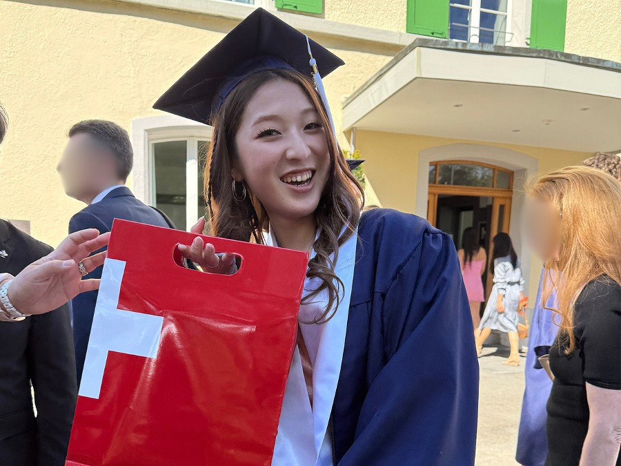 2026年にスイス寄宿学校モンタナ校を笑顔でご卒業された日本人女子生徒