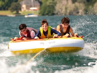 スイスのインターナショナルスクール、コレージュ・ドゥ・レマン・インターナショナルスクール校のサマースクールに参加し楽しむ留学生