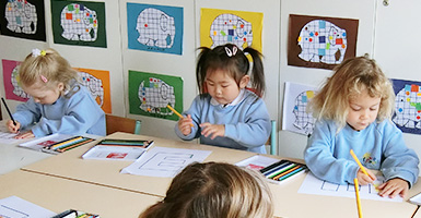 スイス寄宿学校で授業に参加する留学中の低年齢のお子様たち