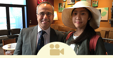 スイス寄宿学校のラウンジにて先生と留学中の日本からの女の子