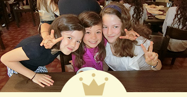 スイス寄宿学校の食堂にて留学をの楽しんでいる3人の低年齢の女の子たち