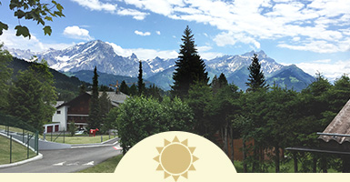 スイスの山の村から見える美しいアルプスの景色