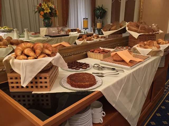 Montreux_GolfHotelReneCapt_Breakfast_Bread