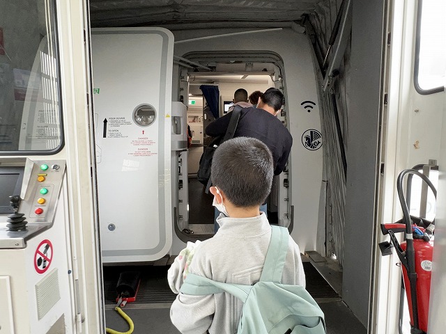パリの空港から、日本行きの飛行機に搭乗する7歳のスイス留学生
