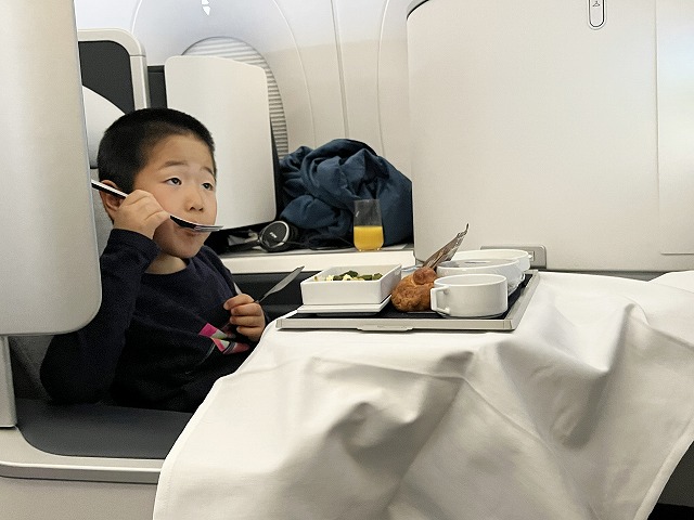 日本への一時帰国途中でチャイルドミールを食べる7歳のスイス留学生