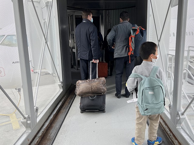 ジュネーブ空港からパリ行きの飛行機に乗る7歳のスイス留学生