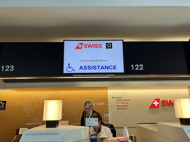 スイス留学生の見送り時のチューリッヒ国際空港のチェックインカウンター