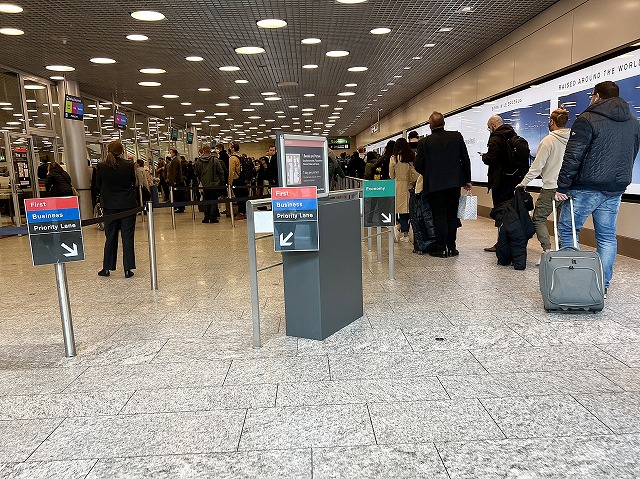 スイス留学生の見送り時のチューリッヒ国際空港内の行列