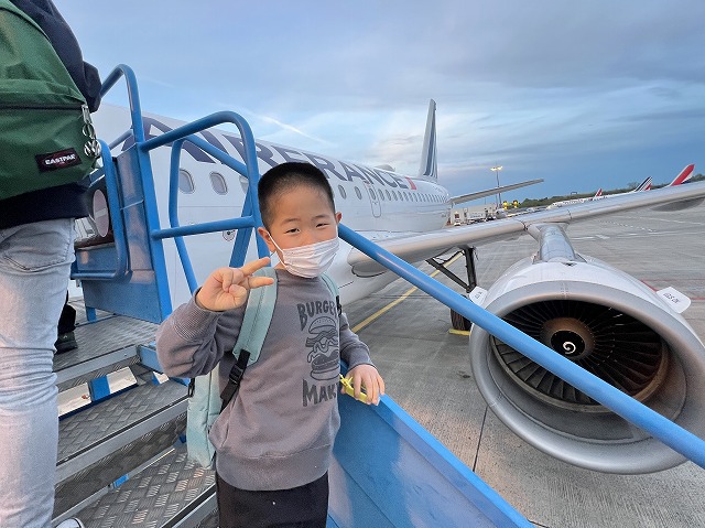 パリからスイス行きの飛行機に搭乗する7歳のスイス留学生