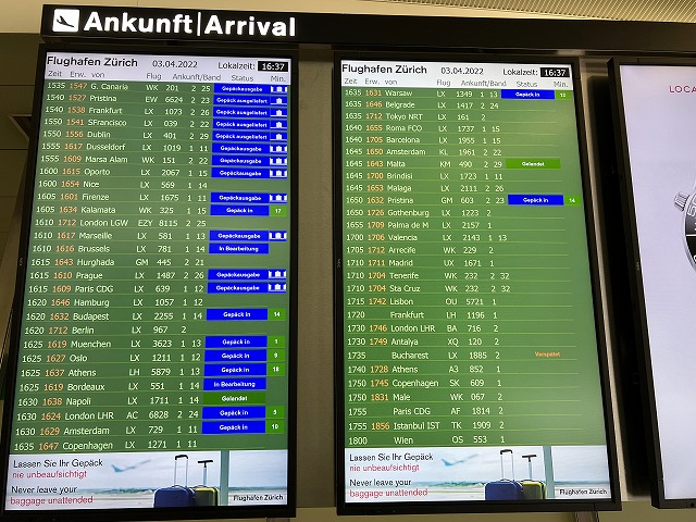 日本からスイス行きの便が映るチューリッヒ空港のフライト時刻表