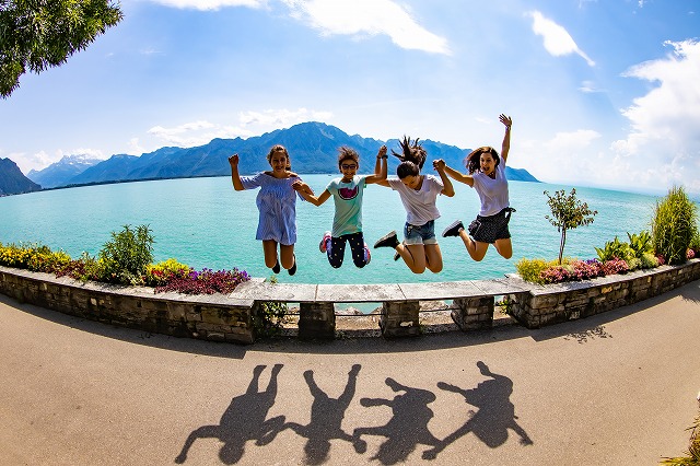 スイスでサマースクールを楽しむスイス留学生とスイスの絶景