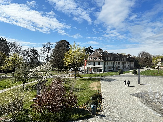 スイス留学への学校訪問に伺ったル・ロゼ校の外観と青空