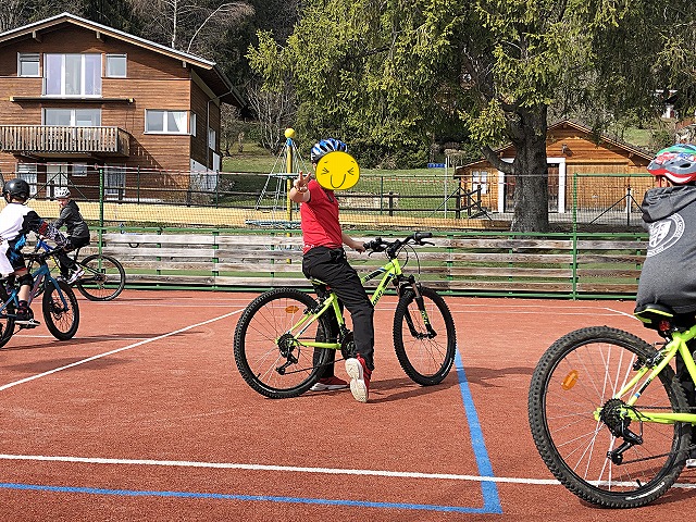 ラ・ガレン校のグランドでマウンテンバイクを楽しむスイス留学生