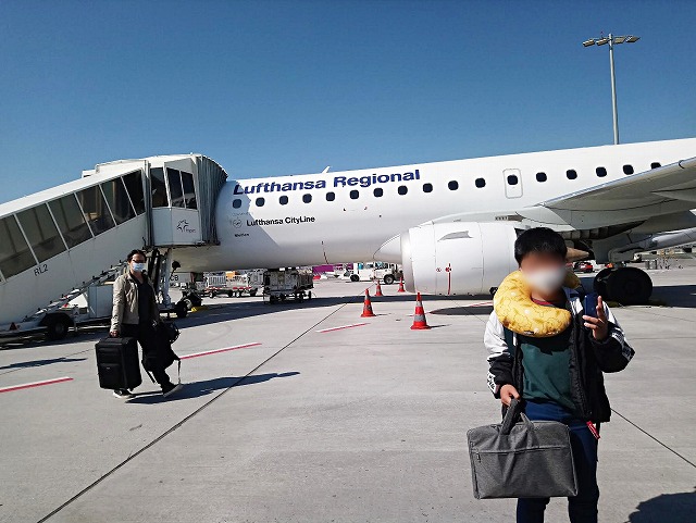 ラ・ガレン校でのスイス体験留学を終えて日本に帰国する体験留学生と飛行機