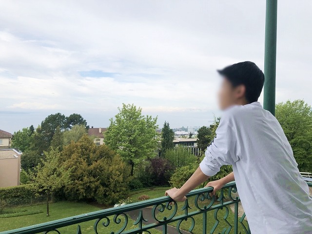 ブリヤモン校の寮バルコニーでローザンヌの景色を眺めるスイス留学生