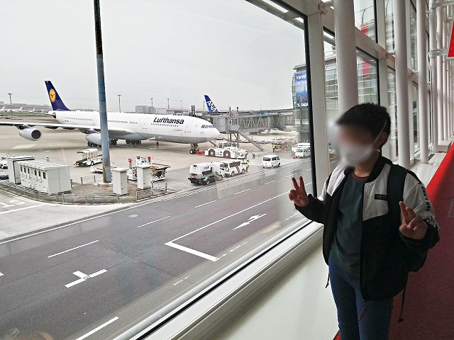 ラ・ガレン校でのスイス体験留学を終えて日本に帰国する体験留学生と空港の様子