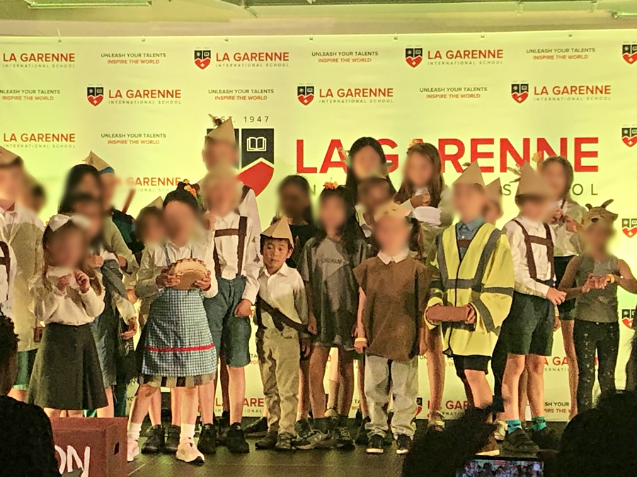 ラ・ガレン校の修了式で劇を披露する初等部の児童達