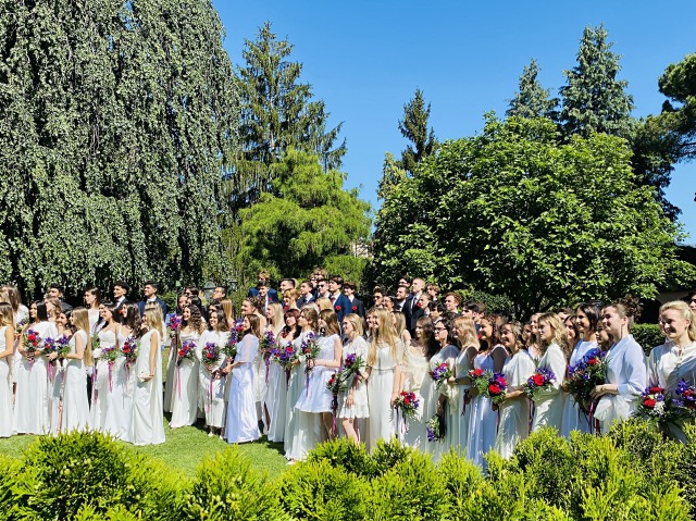 タシス・アメリカン・スクール校の卒業式で記念写真を撮るスイス留学生