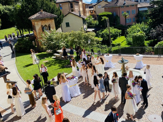 タシス・アメリカン・スクール校の卒業式に出席するスイス人留学生を上から撮った写真