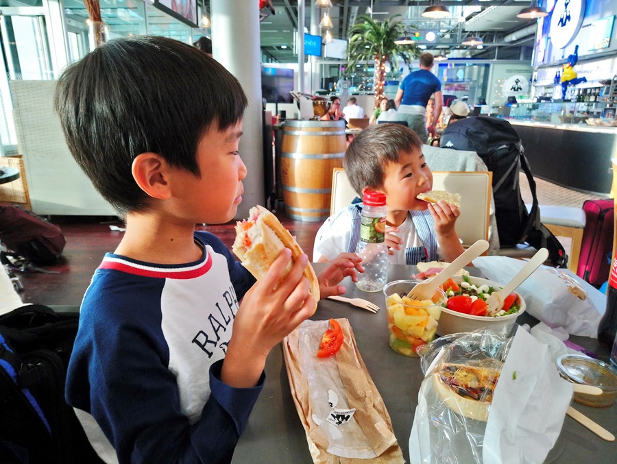 スイスから日本へ渡航する前に昼食をとる日本人の留学生