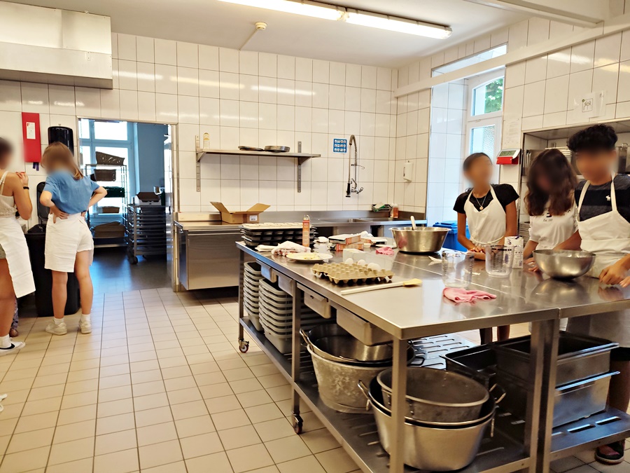 モンタナ校のサマースクールで料理をする留学生