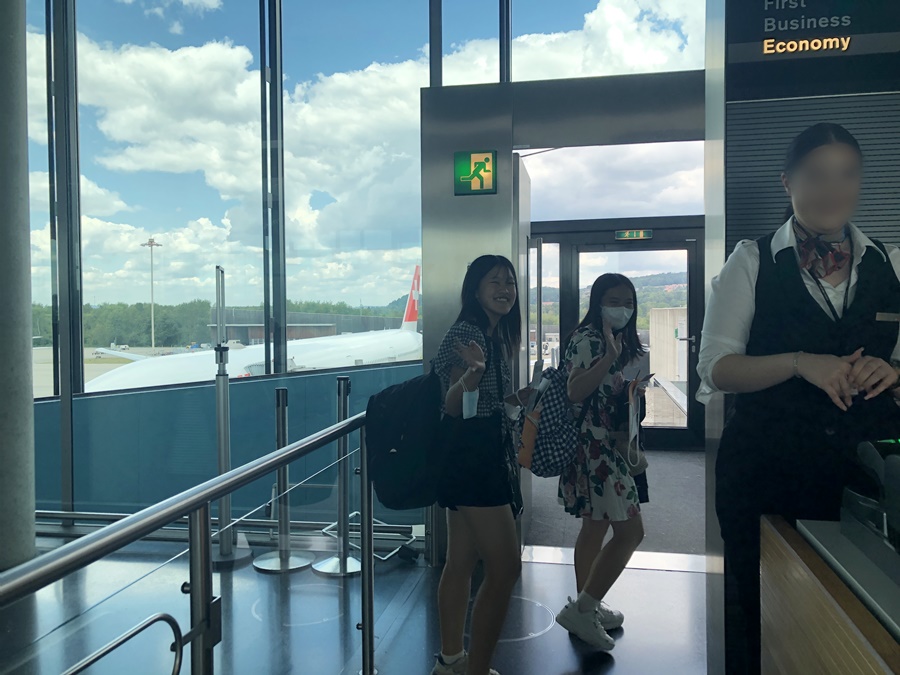 チューリッヒ空港より日本に帰国する留学生
