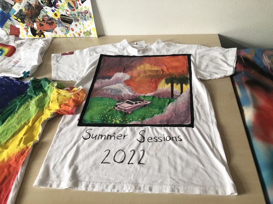 モンタナ校のサマースクール最終日に展示されたアートアクティビティのTシャツ