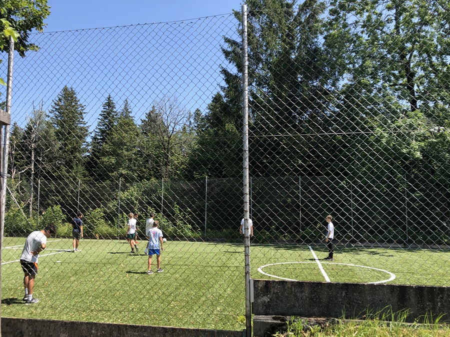 モンタナ校のサマースクールでサッカーをする留学生
