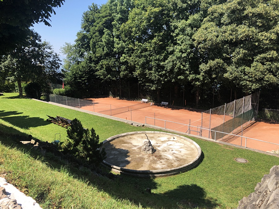 モンタナ校のテニスコートと噴水