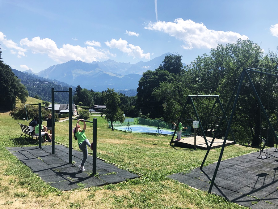 プレフルーリ校の敷地内で遊ぶ留学生とスイスのアルプス