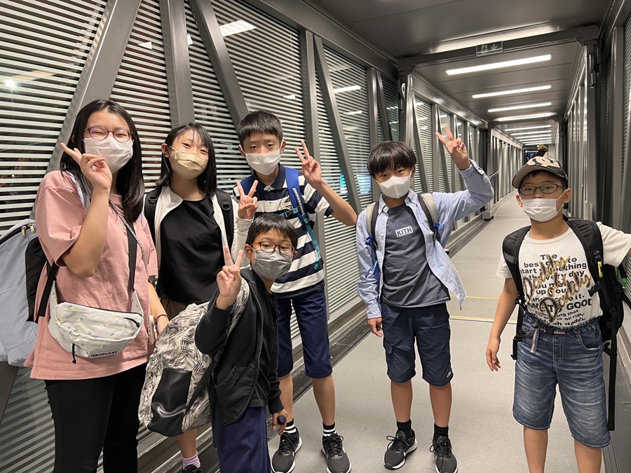 スイスに到着した渡航同行付きサマースクール特別プランに参加する日本人の留学生