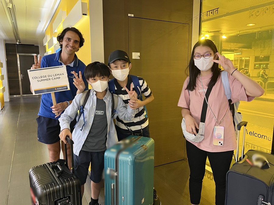 CDL校へ移動する日本人の留学生と学校スタッフ