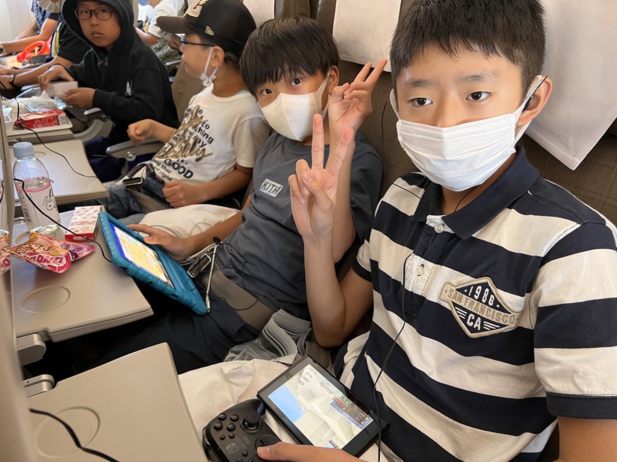 渡航同行付きサマースクール特別プランに参加する日本人男子留学生の機内での様子