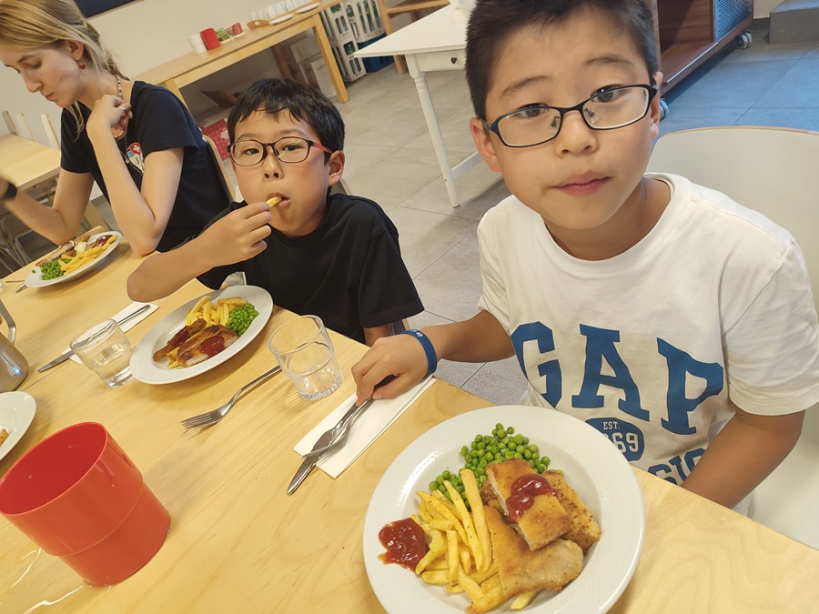 JFK校のサマースクールで夕食を食べる日本人の留学生