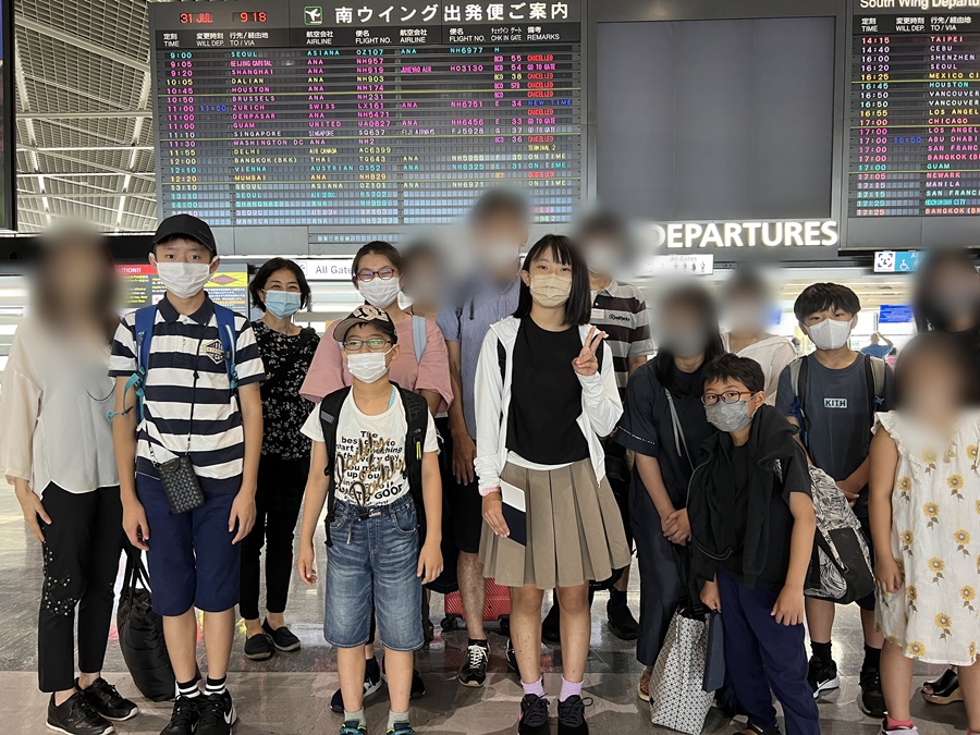 渡航同行付きサマースクール特別プランに参加する日本人の留学生とお見送りのご家族