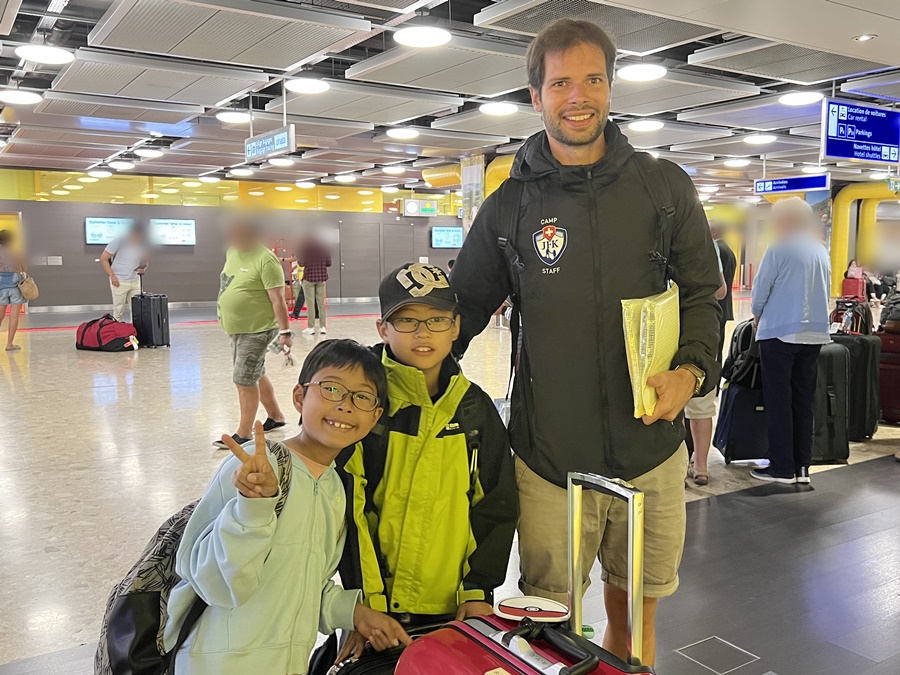 渡航同行付きサマースクール特別プランに参加した日本人留学生とジョン・F・ケネディ・インターナショナルスクール校のスタッフ
