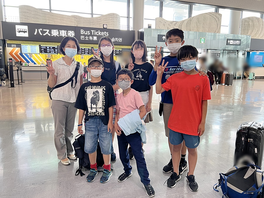 渡航同行付きサマースクール特別プランに参加した日本人留学生と成田空港で最後の集合写真