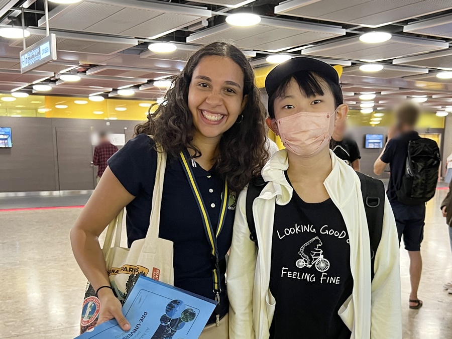 渡航同行付きサマースクール特別プランに参加した日本人留学生とリージェント校のスタッフ