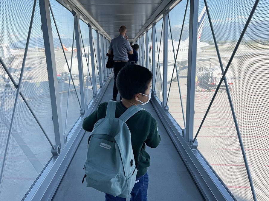 夏休みでスイスから日本へ一時帰国する飛行機に乗る日本人留学生