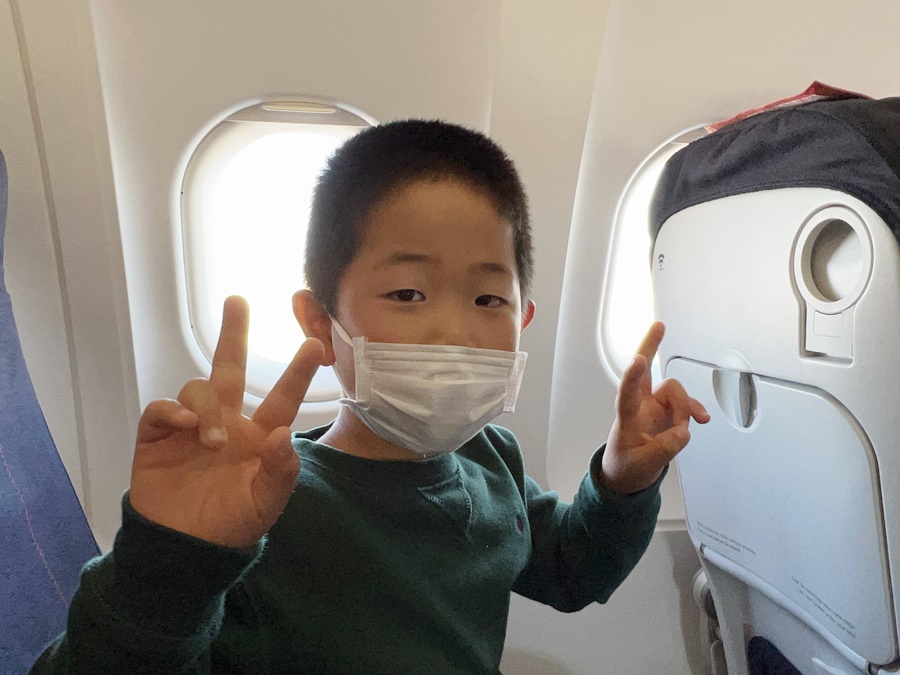 スイスから日本へ一時帰国する飛行機に乗る日本人留学生の機内での様子
