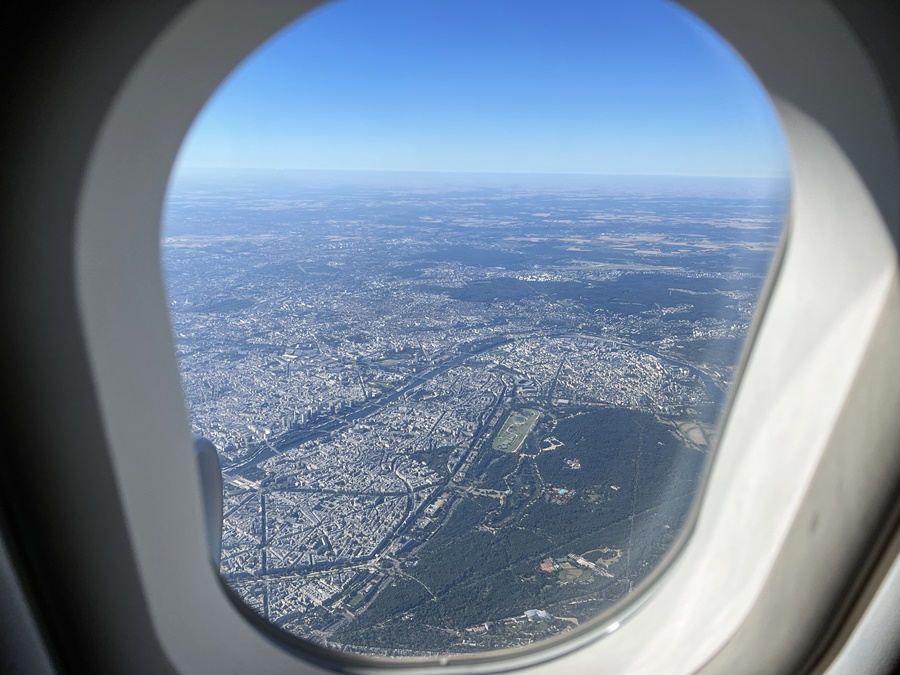 スイスから日本へ向かう飛行機の機内窓から見る景色