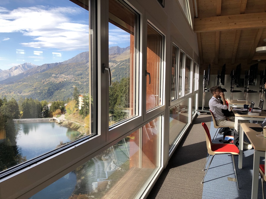 ル・リージェント・インターナショナルスクール校の教室から見えるクラン・モンタナの絶景