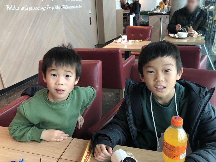 チューリッヒ空港で軽食を食べるラ・ガレン校に正規留学中の日本人留学生